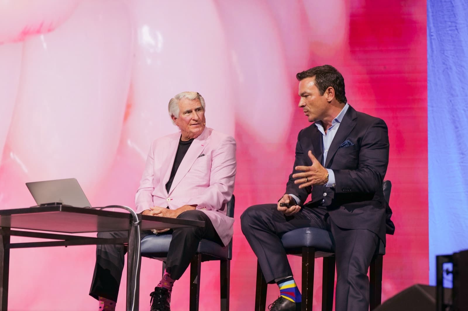 Dr. Strupp and Dr. Brumm presenting a clinical case on stage at a Strupp & Brumm seminar